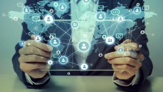 ビジネスチャットツールの課題、2位は大量の情報からデータを見落としてしまう。1位は…